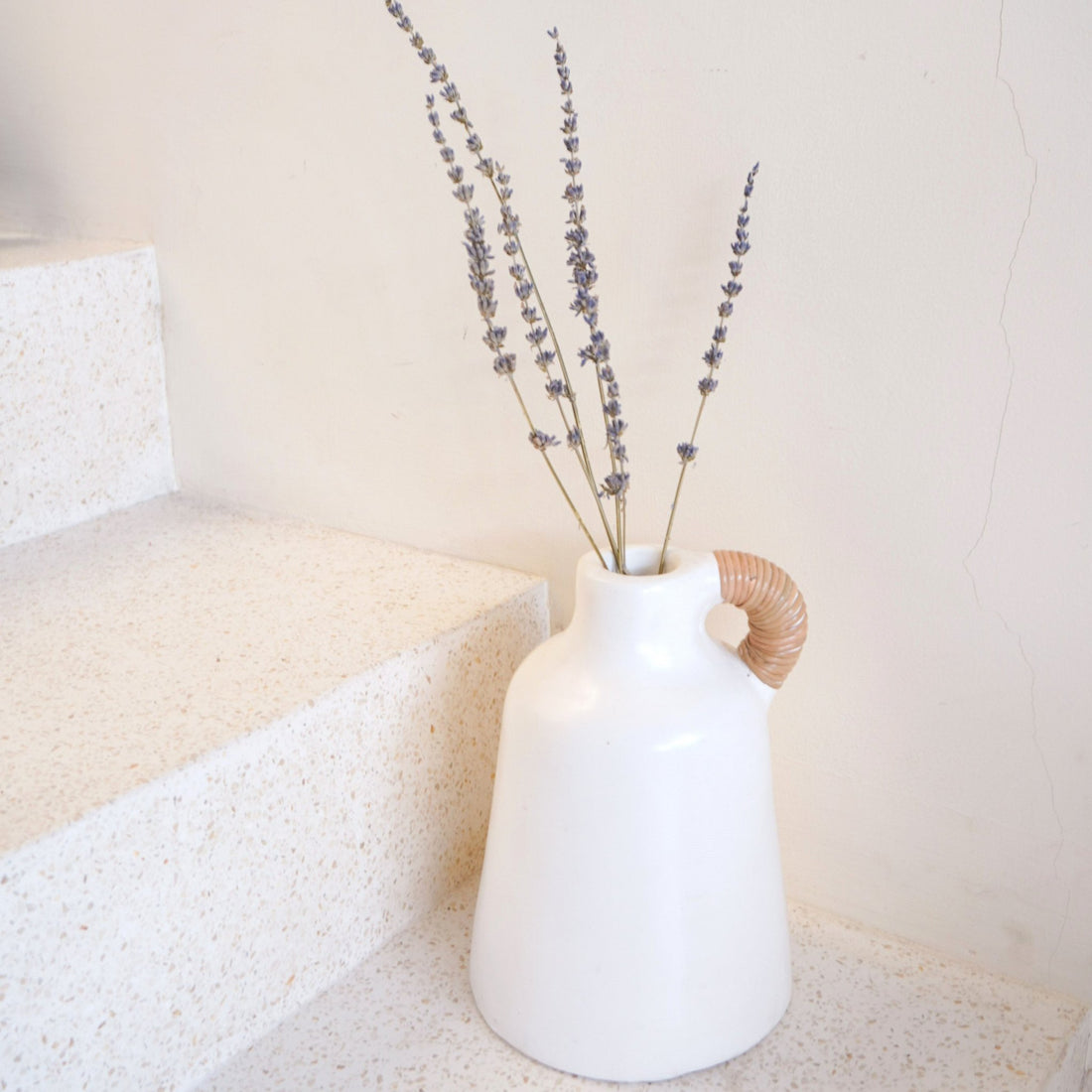 Vaas Witte kleine decoratieve vaas voor gedroogde of verse bloemen, handgegoten uit klei met rotan handvat SANA