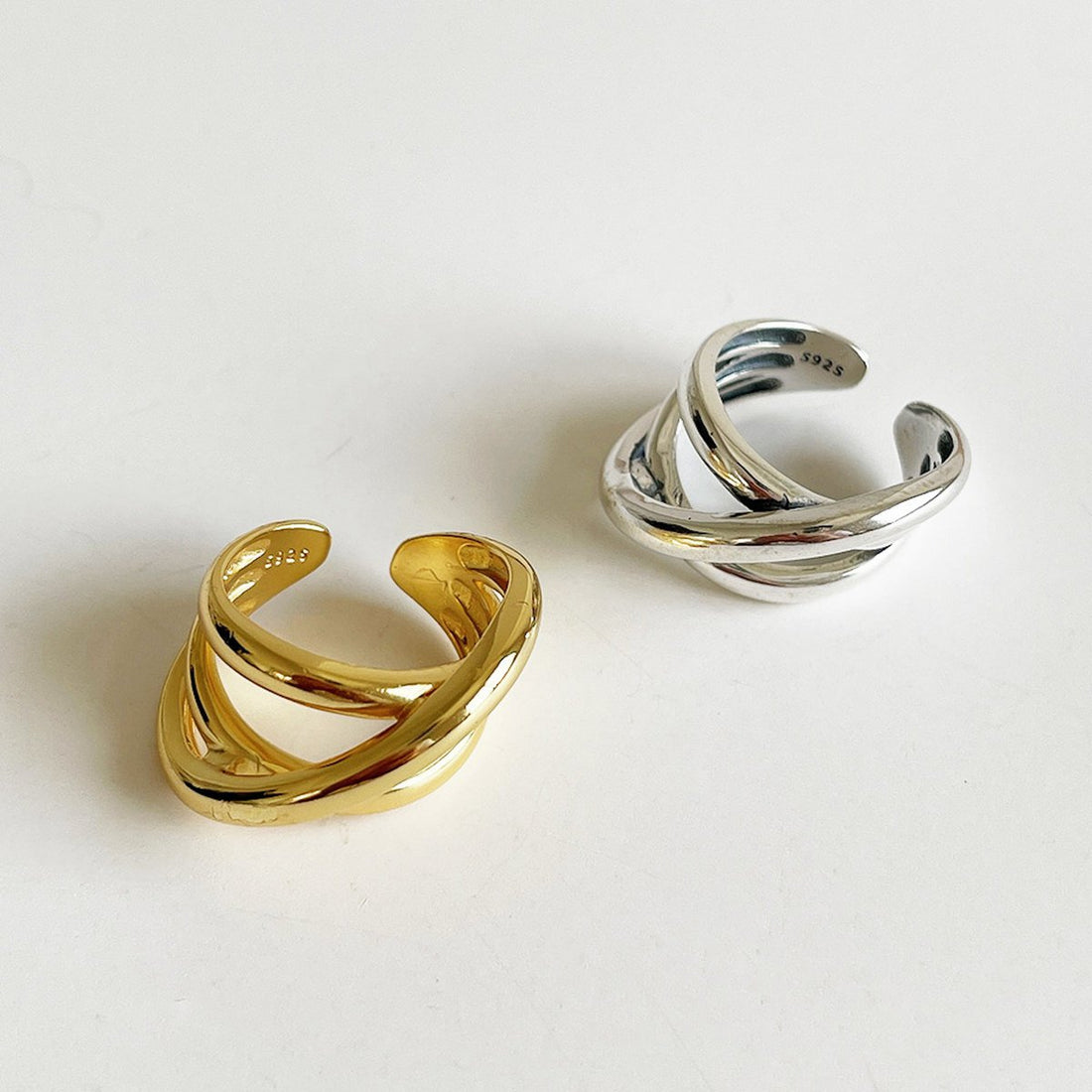 Opvallende look Ring met geometrische gekruiste lijnen - Goud vermeil en sterling zilver