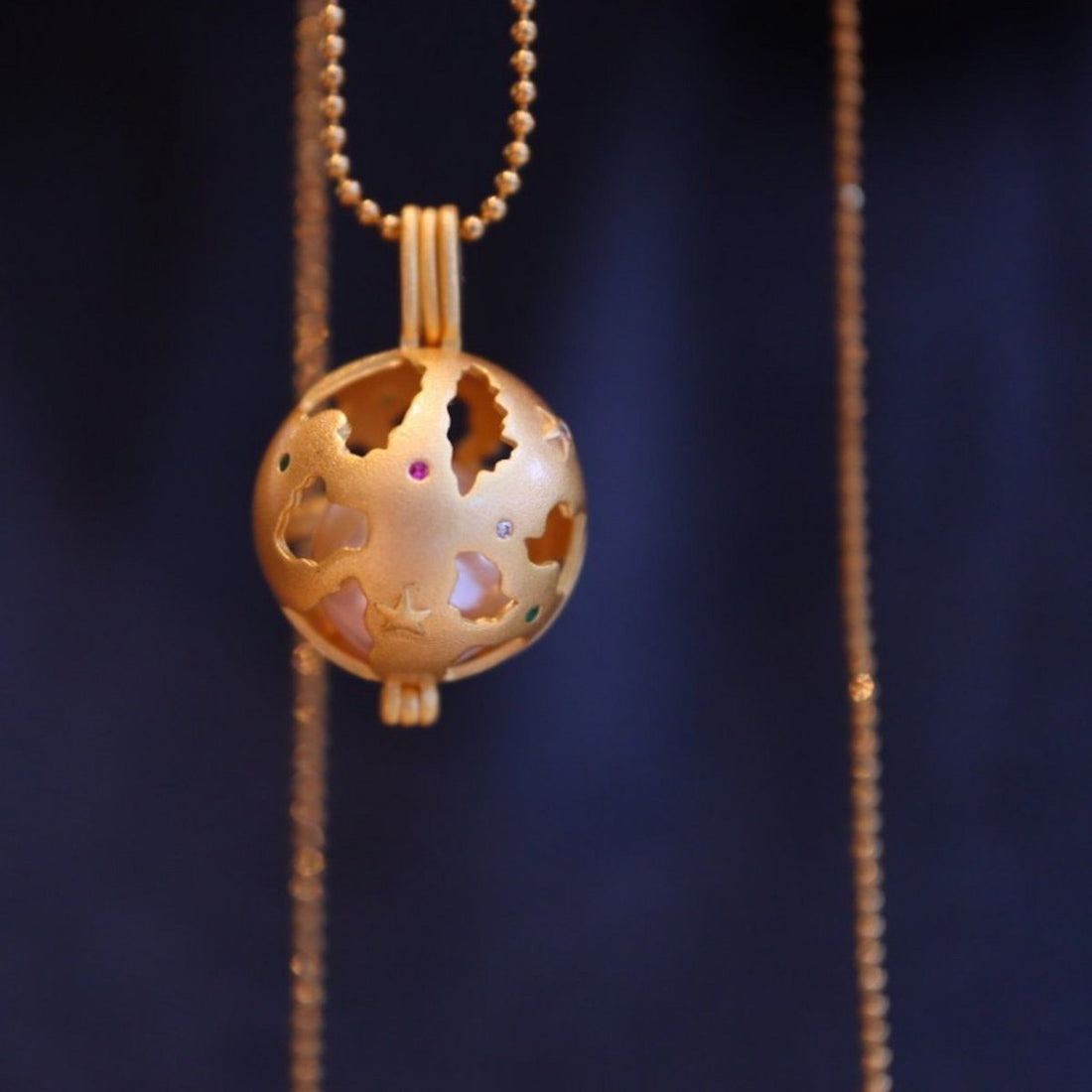 Moeder Aarde - Uniek design mat gouden holle bolkooihanger met aardepatroon - Goud vermeil - te openen