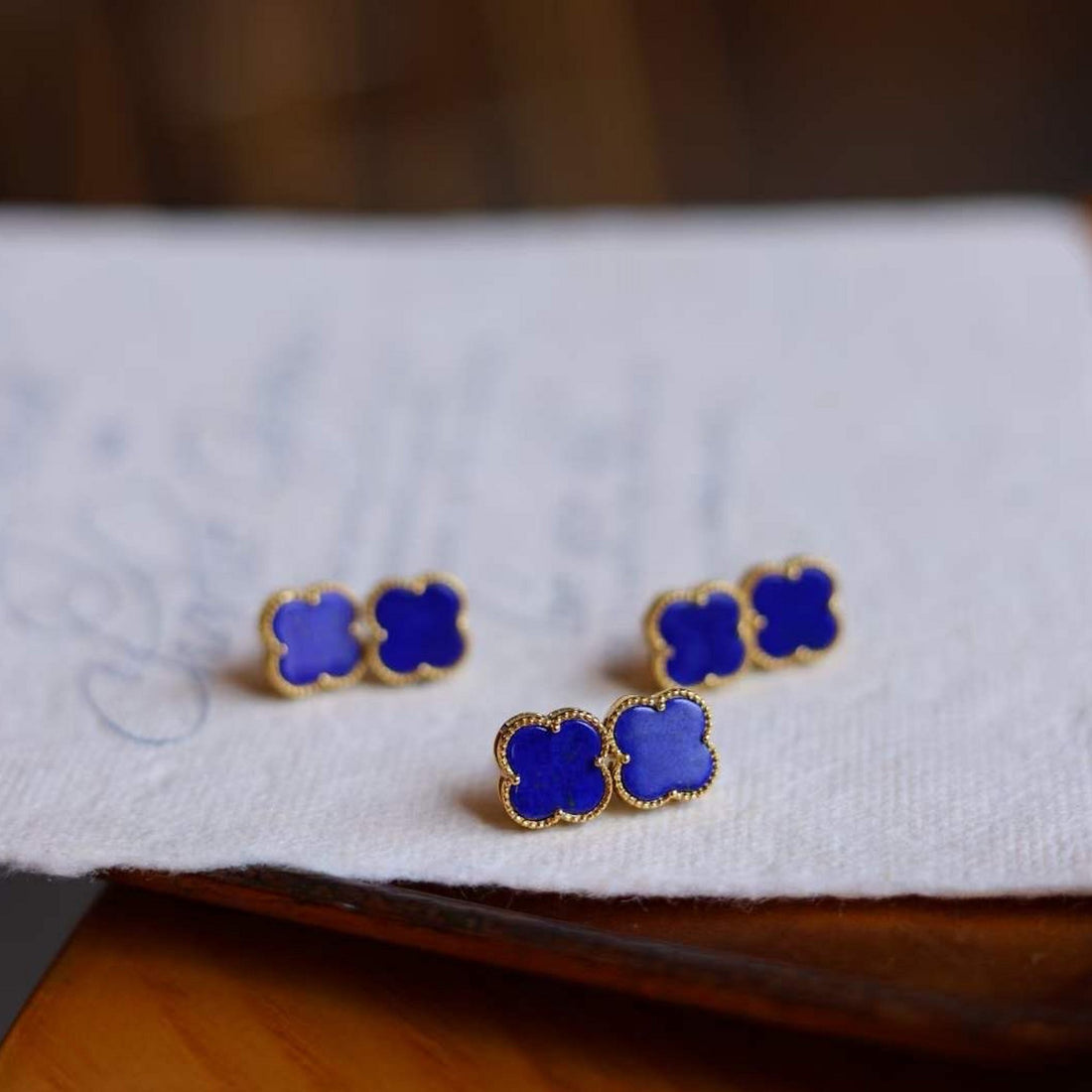 Minimalistische natuurlijke blauwe Lapis Lazuli geluksklaver oorstekers - Goud vermeil - AAAA Kwaliteit